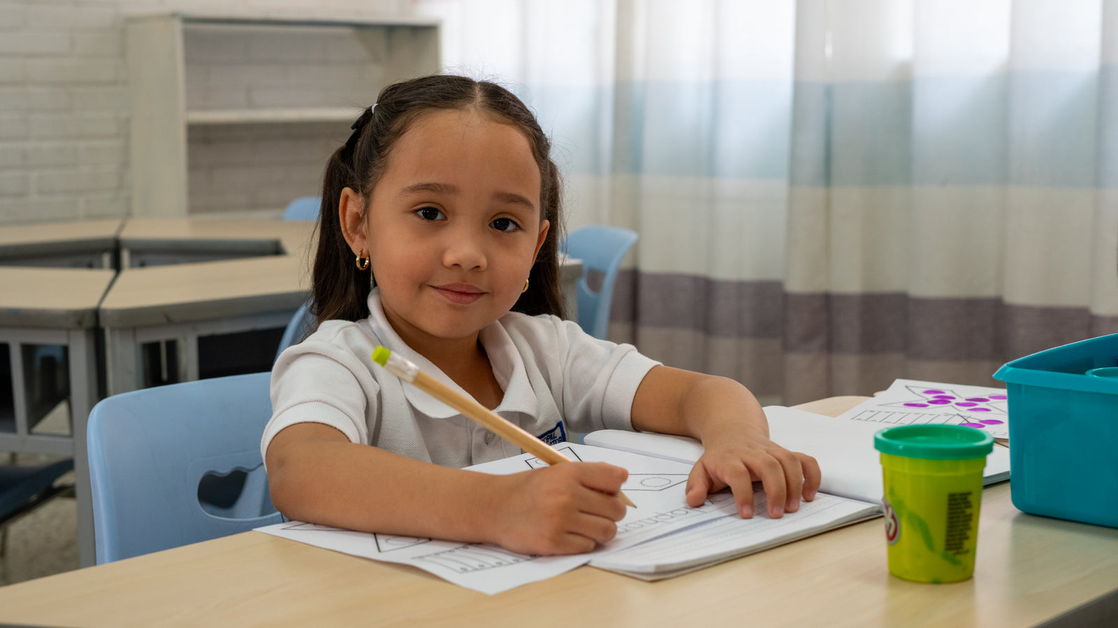 Niña estudiando