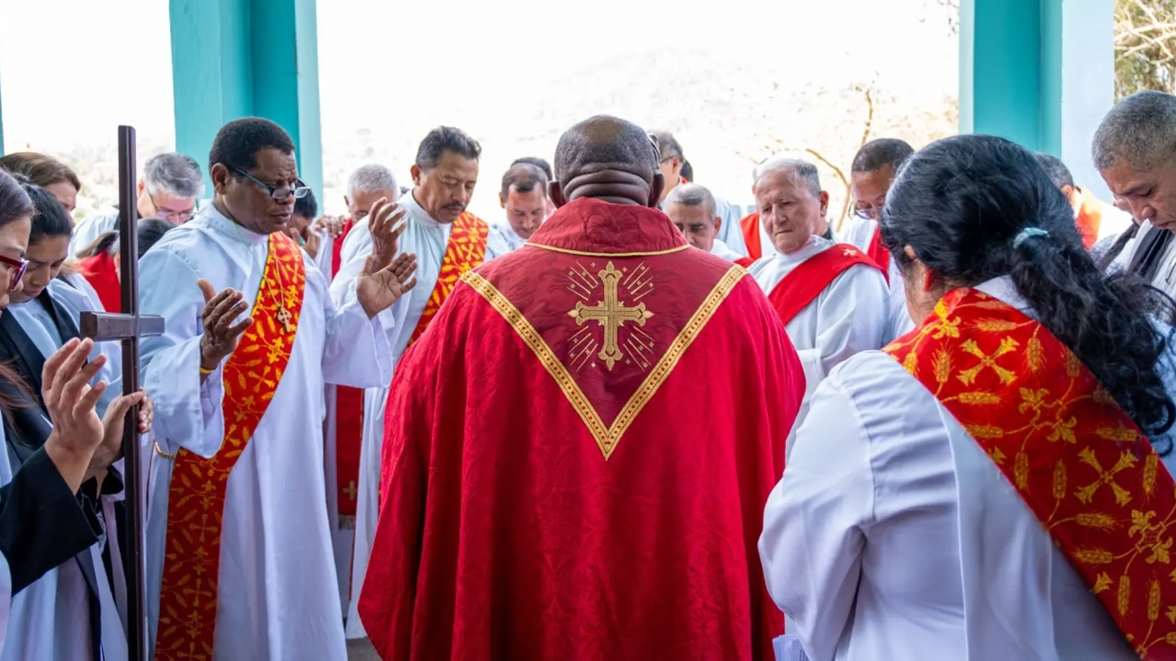 Comunidad episcopal reunida en oración
