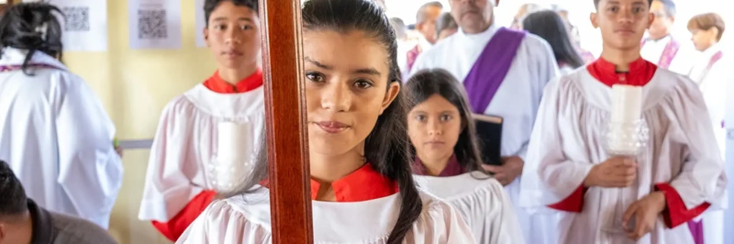 Jóvenes en una celebración episcopal